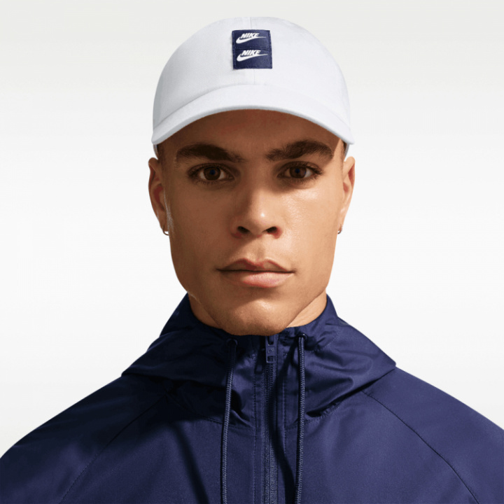 Nike Golfkeps Club Dri-Fit Vit i gruppen Golfkläder / Accessoarer / Golfkepsar hos Dimbo Golf AB (5002003-10056r)
