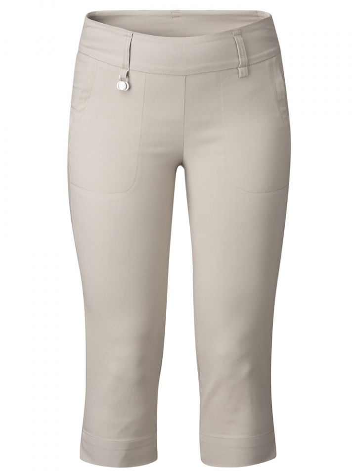 Daily Sports Capri Magic 78 cm 443270 Sandy Beige i gruppen Kläder / Damkläder / CAPRIBYXOR / Daily Sports Capri hos Dimbo Golf AB (6020021-30636r)