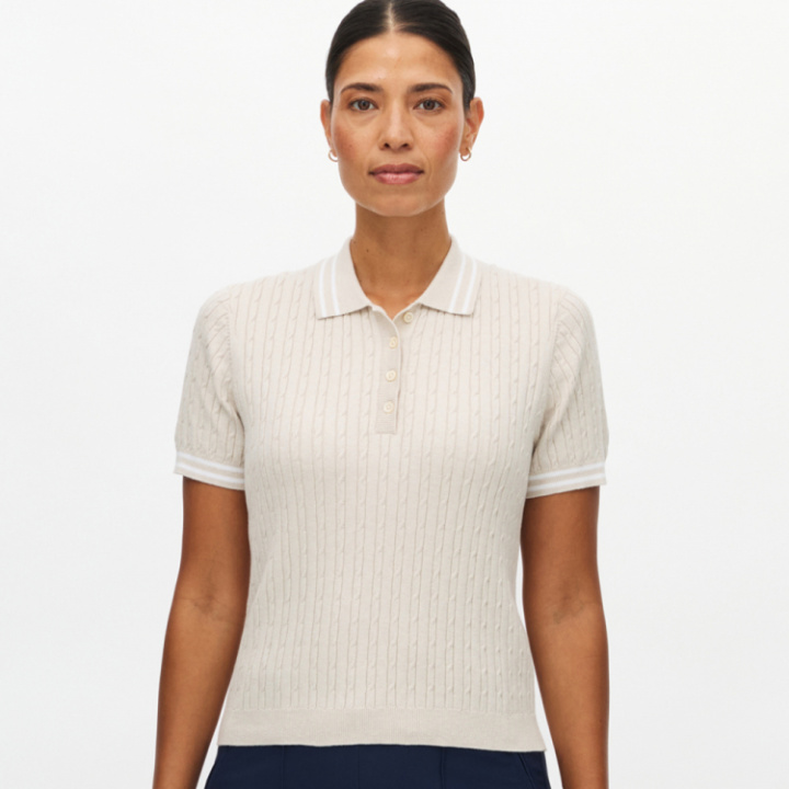 Röhnisch Kortärmad Piké Classic Cable Oatmeal i gruppen Kläder / Damkläder / KORTÄRM / Röhnisch Pike hos Dimbo Golf AB (6724081-S4454r)